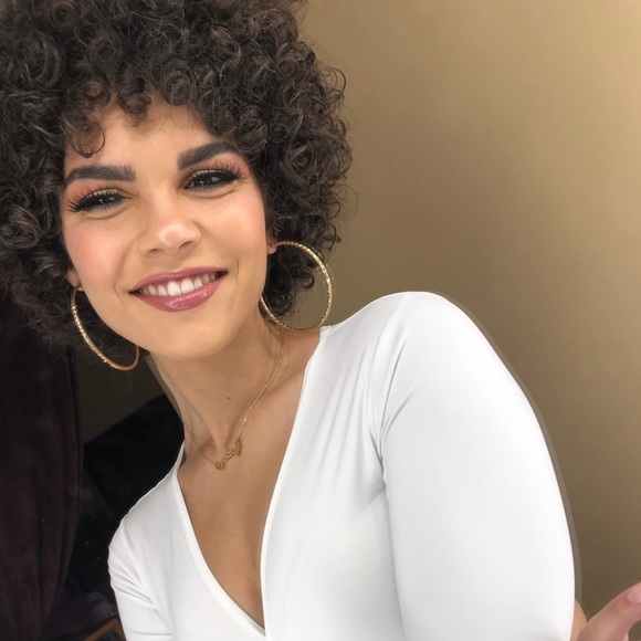 Meet your Poshers, Allison and Sydney - Picture 2 of 4